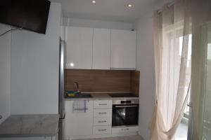 ネア・カリクラティアにあるBella Mare luxury Livingのキッチン(白いキャビネット、シンク、コンロ付) +16枚の写真