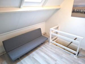 a bench in the corner of a room at Vakantiewoning met terras vlakbij strand en centrum in Zoutelande