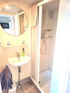 a bathroom with a sink and a shower at Vakantiewoning met terras vlakbij strand en centrum in Zoutelande