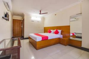 Postel nebo postele na pokoji v ubytování Hotel O Srinivasa Residency
