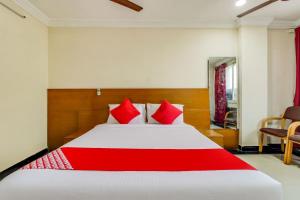 Postel nebo postele na pokoji v ubytování Hotel O Srinivasa Residency