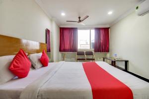 Postel nebo postele na pokoji v ubytování Hotel O Srinivasa Residency