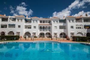 Bazén v ubytování Apartamento Fuentes de Nerja nebo v jeho okolí