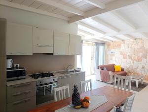 a kitchen and living room with a table and a couch at Boadream Ca' Madeira 2 Attico Linea Prestige in Sal Rei
