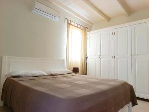 a white bedroom with a bed and a window at Boadream Ca' Madeira 2 Attico Linea Prestige in Sal Rei