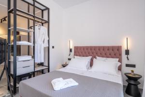Postel nebo postele na pokoji v ubytování PNOẼ Luxury Apartments