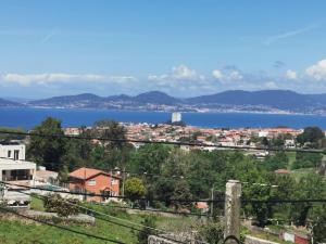 Una vista de una ciudad y un cuerpo de agua. en Saians Vigo Mar, en Vigo