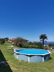 una gran piscina en un patio con un campo en Saians Vigo Mar, en Vigo