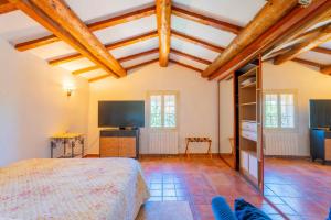 Katil atau katil-katil dalam bilik di Le Mas des lys - Guest houses au coeur de la Provence dans un parc paysagé avec piscine, sauna et boulodrome +75 gambar