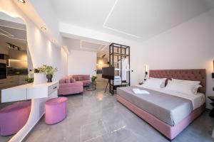Postel nebo postele na pokoji v ubytování PNOẼ Luxury Apartments