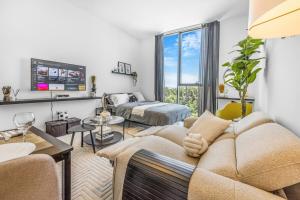uma sala de estar com um sofá e uma cama em Silhouette Suite Studio by JK em Sharjah