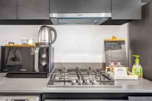 A cozinha ou kitchenette de Silhouette Suite Studio by JK
