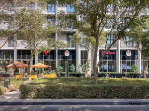 Um jardim no exterior de Silhouette Suite Studio by JK