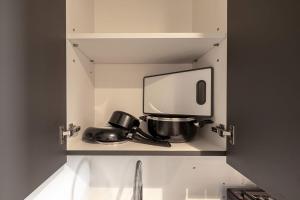 A cozinha ou kitchenette de Silhouette Suite Studio by JK