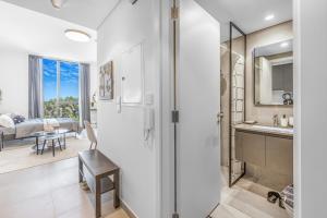 Uma casa de banho em Silhouette Suite Studio by JK