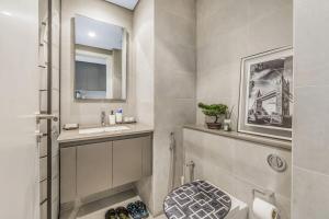 Uma casa de banho em Silhouette Suite Studio by JK