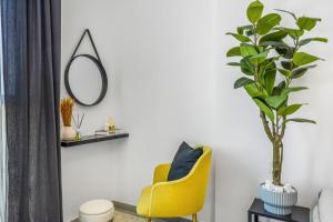 Uma área de estar em Silhouette Suite Studio by JK
