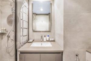 Uma casa de banho em Silhouette Suite Studio by JK