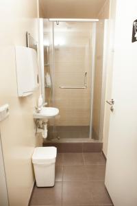 A bathroom at Lyngás Guesthouse