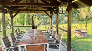 Vonkajšia záhrada v ubytovaní Panoráma Apartmanház