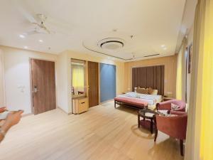 Postel nebo postele na pokoji v ubytování The Tara Hotel with Parking