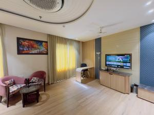 TV a/nebo společenská místnost v ubytování The Tara Hotel with Parking