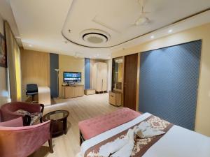 TV a/nebo společenská místnost v ubytování The Tara Hotel with Parking