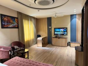 TV a/nebo společenská místnost v ubytování The Tara Hotel with Parking