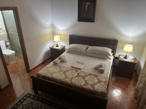 Un pat sau paturi într-o cameră la Rezidenca Aurel Center
