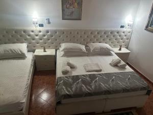 Un pat sau paturi într-o cameră la Rezidenca Aurel Center