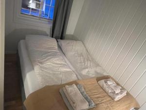 Una cama con dos toallas encima. en Kvaløya Seaview, en Tromsø