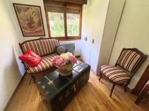 A seating area at Chalet Las Llamas