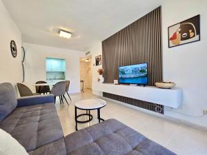 Televisyen dan/atau pusat hiburan di Apartamento Premium Beachfront Apolo XIV +65 gambar