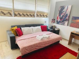 Postel nebo postele na pokoji v ubytování ROYAL RED SUITE NO 1, PIRAEUS PORT