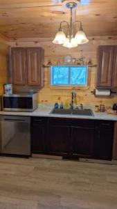 Η κουζίνα ή μικρή κουζίνα στο Tug Hill Fisherman's Paradise Rural and Quiet - Whole Home