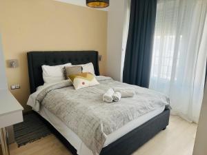 Postel nebo postele na pokoji v ubytování ROYAL RED SUITE NO 1, PIRAEUS PORT