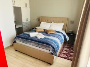 Postel nebo postele na pokoji v ubytování Royal Red suite No2 PIRAEUS PORT