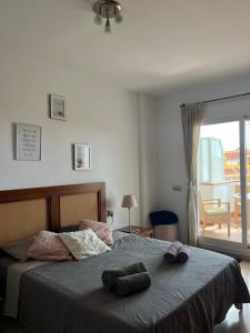 sypialnia z łóżkiem i dwoma ręcznikami na nim w obiekcie Tenerife PLAYA LA ARENA w mieście Puerto de Santiago