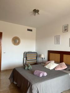 sypialnia z łóżkiem z dwoma pluszakami w obiekcie Tenerife PLAYA LA ARENA w mieście Puerto de Santiago +37 zdjęć