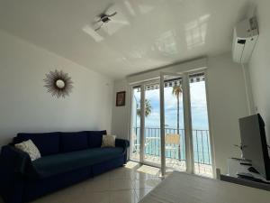 Televiisor ja/või meelelahutuskeskus majutusasutuses Maison Azur Riviera Stay