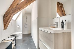 un baño con lavabo e inodoro en The Dam Apartments, en Middelburg 91 fotos más