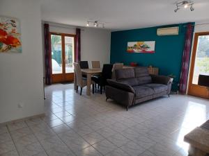 Ruang duduk di Maison de vacances avec 4 chambres-Piscine-Clim-WiFi