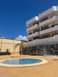 budynek z basenem przed budynkiem w obiekcie Tenerife PLAYA LA ARENA w mieście Puerto de Santiago