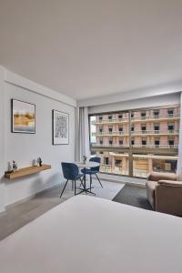 un rendering di una camera d'albergo con una grande finestra di The View - Saint George Hotel a Beirut