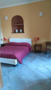 a bedroom with a bed and a desk at Agriturismo Dipinture in Asciano