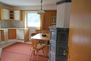 a kitchen with a table and a dining room at Ferienwohnung Rosa in Fritzens