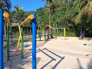 Area permainan anak di Casa com piscina natural com jacuzzi e área de lazer