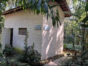 Kebun di luar Casa com piscina natural com jacuzzi e área de lazer