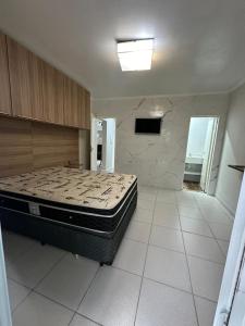Tempat tidur dalam kamar di Casa com piscina natural com jacuzzi e área de lazer