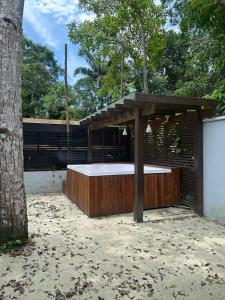 Galeri foto Casa com piscina natural com jacuzzi e área de lazer di Caraguatatuba